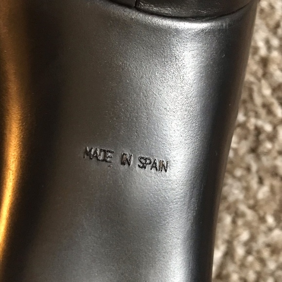 Stuart Weitzman - Women's black leather boots w/ fur - size 9-9.5 - Picture 4 of 10